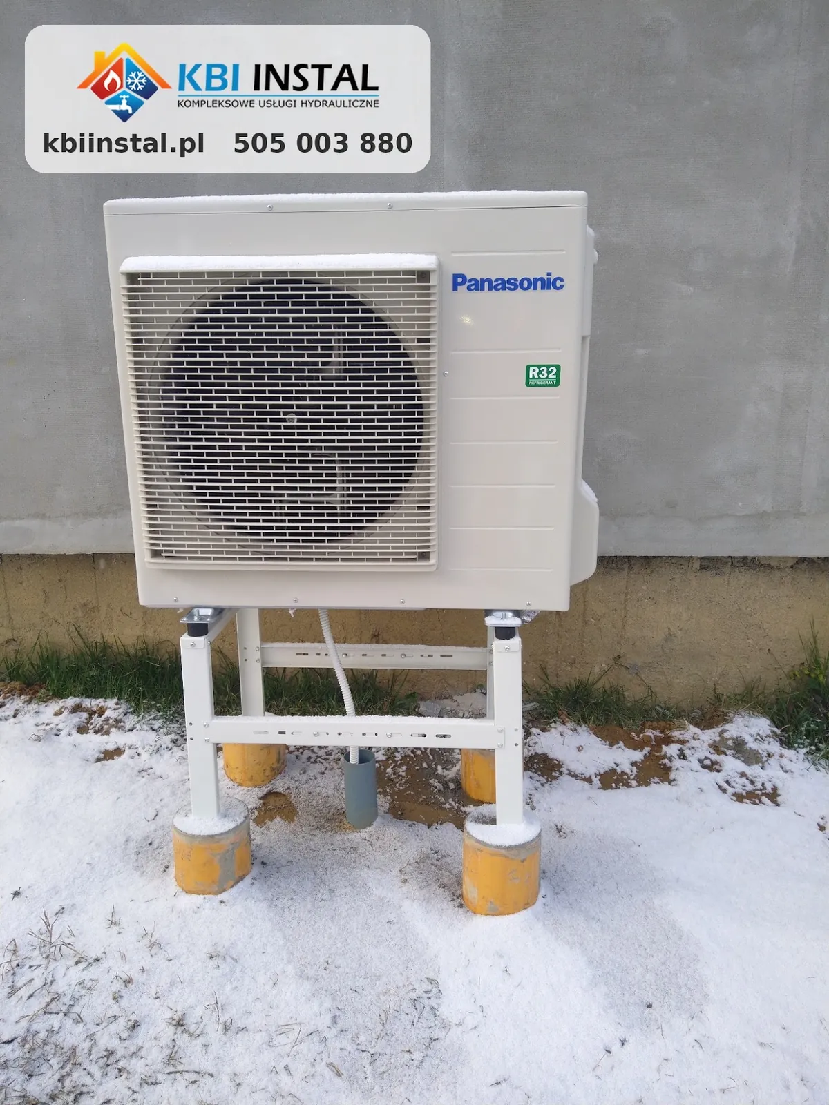 Jednostka zewnętrzna pompy ciepła Panasonic na stojaku z bloczkami, zimą - montaż pompy ciepła
